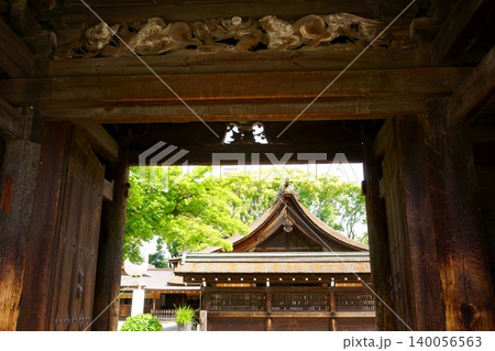 国府宮神社　楼門から見える蕃塀と拝殿 140056563