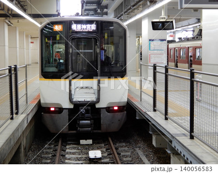 近鉄京都線京都駅に停車している電車 近鉄京都線京都駅に停車している電車 140056583