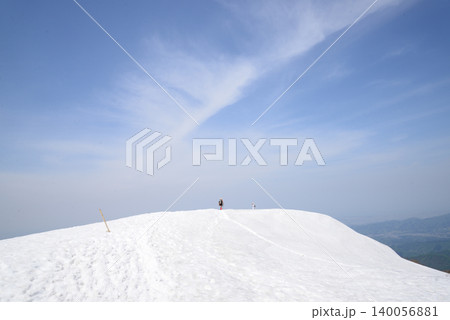 青空の下残雪の二王子岳を歩く 青空の下残雪の二王子岳を歩く 140056881