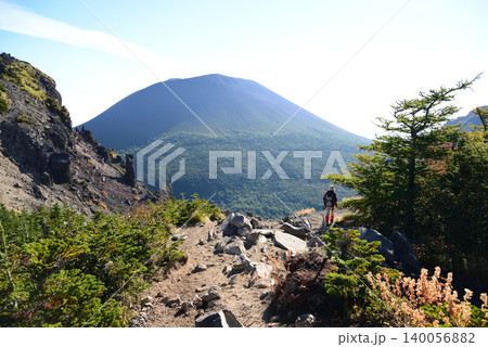 槍が鞘から彼方に見える初秋の浅間山 槍が鞘から彼方に見える初秋の浅間山 140056882