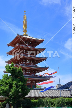 浅草寺の五重塔と鯉のぼり 日本の5月イメージ 浅草寺の五重塔と鯉のぼり 日本の5月イメージ 140056959