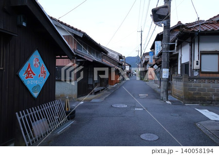 早朝の津和野町の古い町並み 140058194