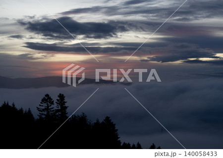 北海道道北の朝焼けと針葉樹のシルエット、雲海広がる9月の初秋の早朝風景 北海道道北の朝焼けと針葉樹のシルエット、雲海広がる9月の初秋の早朝風景 140058433