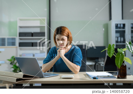 Stressed asian business woman working in the office. 140058720