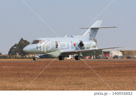 着陸しエンジン逆噴射する航空自衛隊U-125A救難捜索機 着陸しエンジン逆噴射する航空自衛隊U-125A救難捜索機 140058882