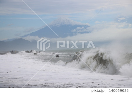 荒波の駿河湾と富士山 140059023