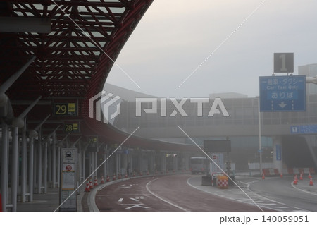 霧の中の新千歳空港 霧の中の新千歳空港 140059051