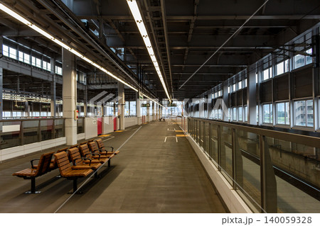 新幹線の駅ホームとベンチ 誰もいない静かなプラットホーム 新幹線の駅ホームとベンチ 誰もいない静かなプラットホーム 140059328