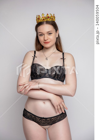 Portrait of a young brunette Portrait of a young brunette 140059504