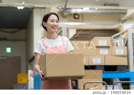 倉庫で働くミドルの女性作業員 倉庫で働くミドルの女性作業員 140059610