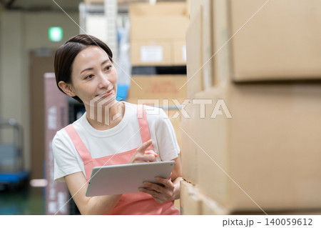 倉庫で働くミドルの女性作業員 140059612