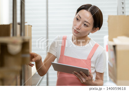 倉庫で働くミドルの女性作業員 140059618