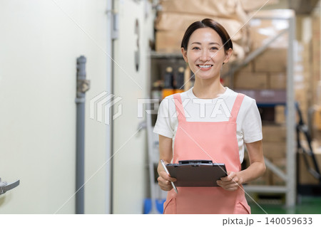 倉庫で働くミドルの女性作業員 倉庫で働くミドルの女性作業員 140059633