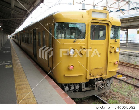 国鉄型115系3000番台電車!下関駅にて 国鉄型115系3000番台電車!下関駅にて 140059982