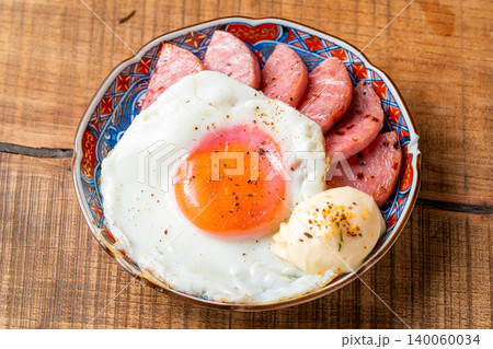 ハムエッグ 半熟卵とハムが食欲をそそる朝食メニュー ハムエッグ 半熟卵とハムが食欲をそそる朝食メニュー 140060034
