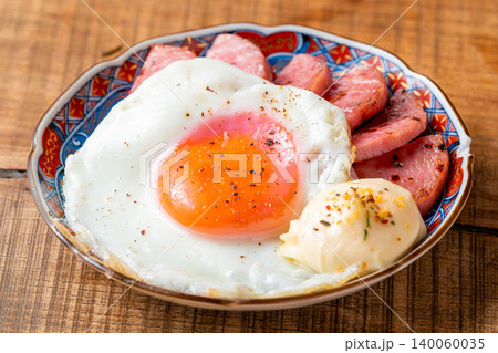 ハムエッグ 半熟卵とハムが食欲をそそる朝食メニュー ハムエッグ 半熟卵とハムが食欲をそそる朝食メニュー 140060035