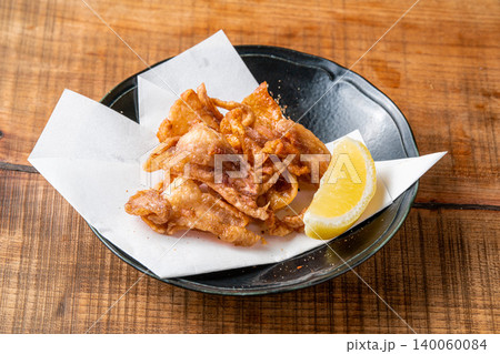 鶏皮チップ パリパリ食感が楽しいおつまみメニュー 140060084