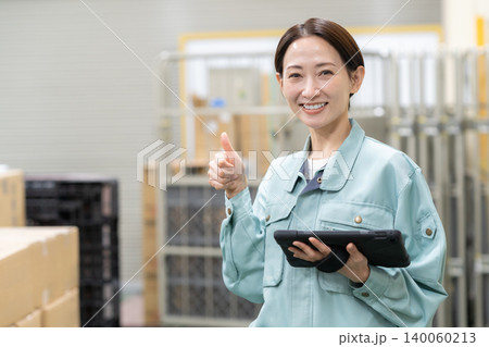 倉庫で働くミドルの女性作業員 倉庫で働くミドルの女性作業員 140060213