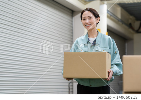 倉庫で働くミドルの女性作業員 140060215