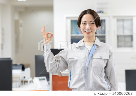 オフィスで働く作業服のミドルの女性エンジニア オフィスで働く作業服のミドルの女性エンジニア 140060268