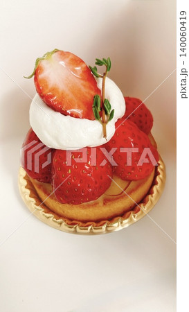 苺の乗ったタルトケーキ 苺の乗ったタルトケーキ 140060419