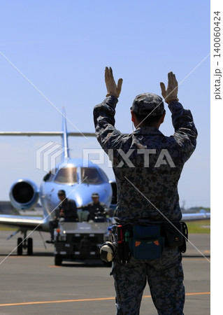 航空自衛官とU-125A 140060424