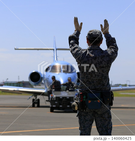 航空自衛官とU-125A 140060425