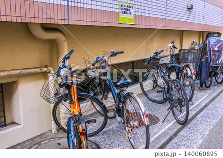 日本の横浜都市景観無断駐輪の自転車が…「当ビルご利用の方以外の駐輪は、ご遠慮願います。」 日本の横浜都市景観無断駐輪の自転車が…「当ビルご利用の方以外の駐輪は、ご遠慮願います。」 140060895
