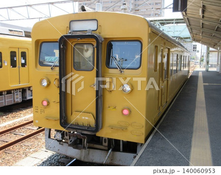 国鉄型123系電車!宇部新川駅にて 国鉄型123系電車!宇部新川駅にて 140060953