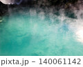 草津温泉湯畑のエメラルドグリーンの湯と湯気 140061142
