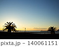 熱海の朝焼けと2本のヤシの木 灯台のある海景 140061151