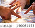 地図を指差す複数の手 計画と進路のイメージ 140061153