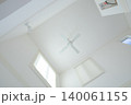 白い吹き抜け天井とシーリングファンのある住まい 140061155