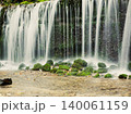 白糸の滝の苔むす石と絹のような水流 140061159
