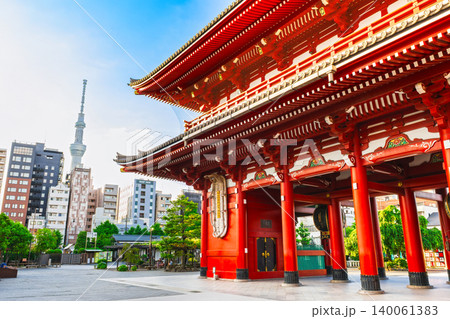 浅草寺 宝蔵門と東京スカイツリー 朝景 浅草寺 宝蔵門と東京スカイツリー 朝景 140061383