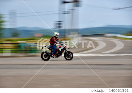 スピード感のあるバイク走行シーン 140061591
