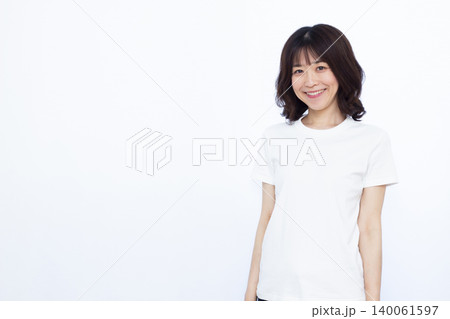 白いTシャツを着た女性 白いTシャツを着た女性 140061597