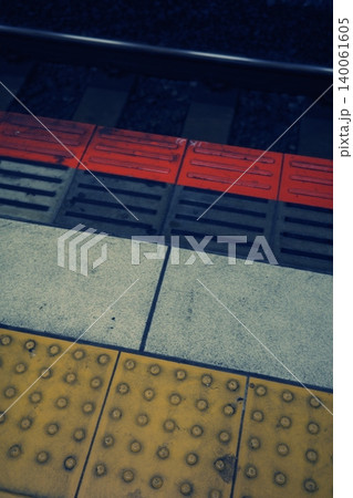 点字ブロックのある駅ホームの床 140061605
