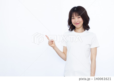 笑顔で人差し指を立てる女性 笑顔で人差し指を立てる女性 140061621