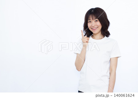 笑顔で人差し指を立てる女性 笑顔で人差し指を立てる女性 140061624