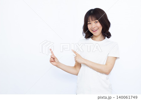 笑顔で人差し指を立てる女性 笑顔で人差し指を立てる女性 140061749