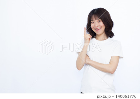笑顔で人差し指を立てる女性 140061776