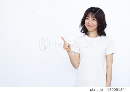 笑顔で人差し指を立てる女性 笑顔で人差し指を立てる女性 140061844