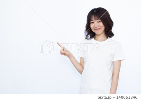 笑顔で人差し指を立てる女性 笑顔で人差し指を立てる女性 140061846