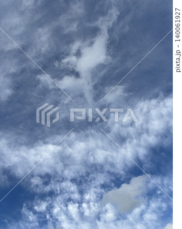 不思議な雲のある青空 不思議な雲のある青空 140061927