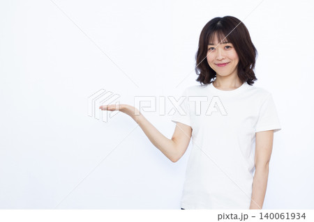 笑顔で紹介をしている女性 笑顔で紹介をしている女性 140061934