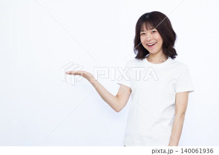 笑顔で紹介をしている女性 笑顔で紹介をしている女性 140061936