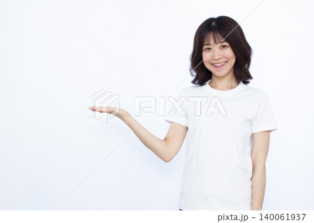 笑顔で紹介をしている女性 140061937