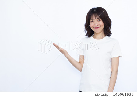 笑顔で紹介をしている女性 笑顔で紹介をしている女性 140061939