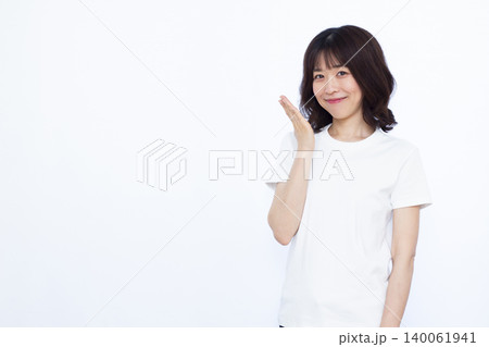 笑顔で紹介をしている女性 笑顔で紹介をしている女性 140061941